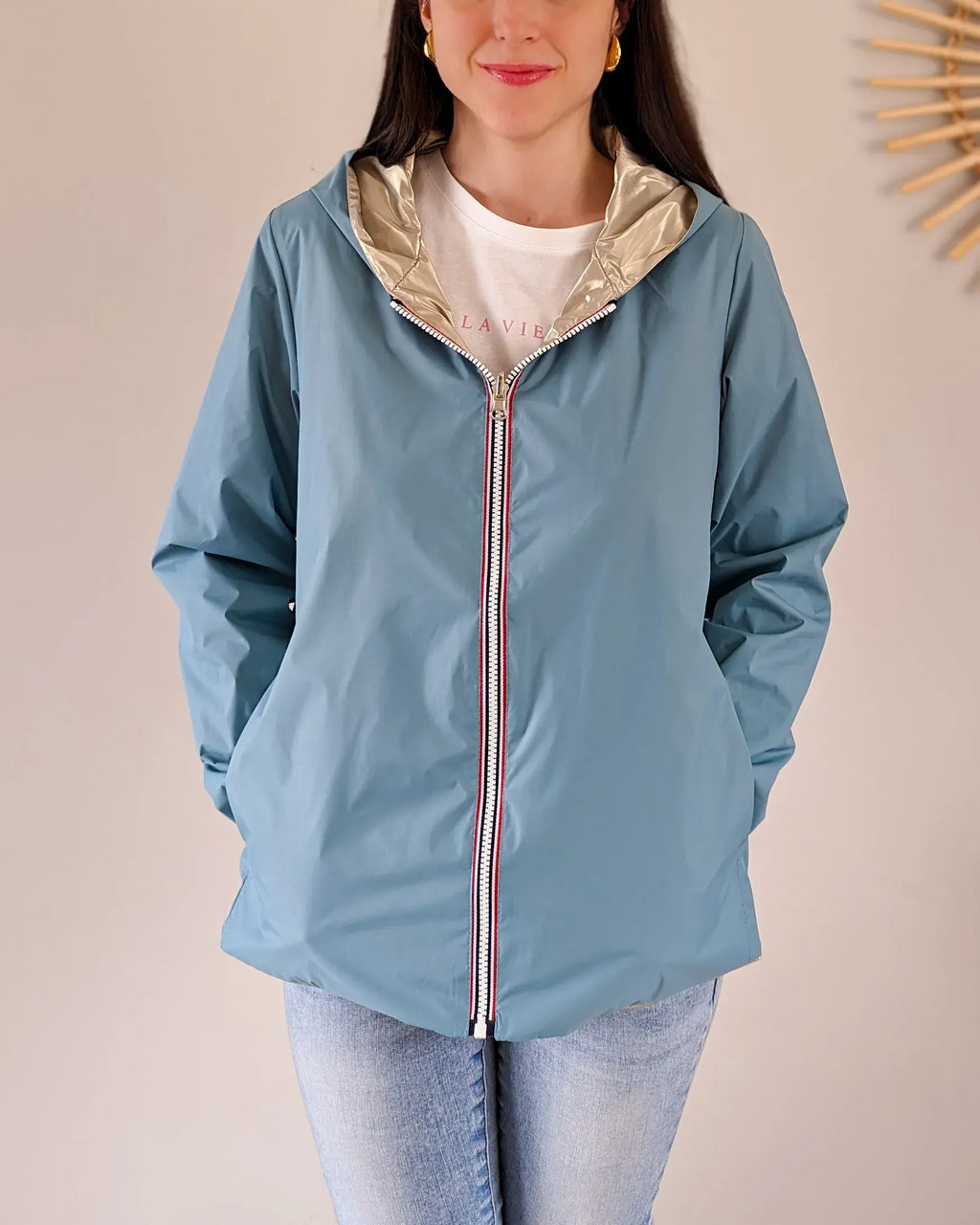 Kurzer Regenmantel Elena – Himmelblau/Gold
