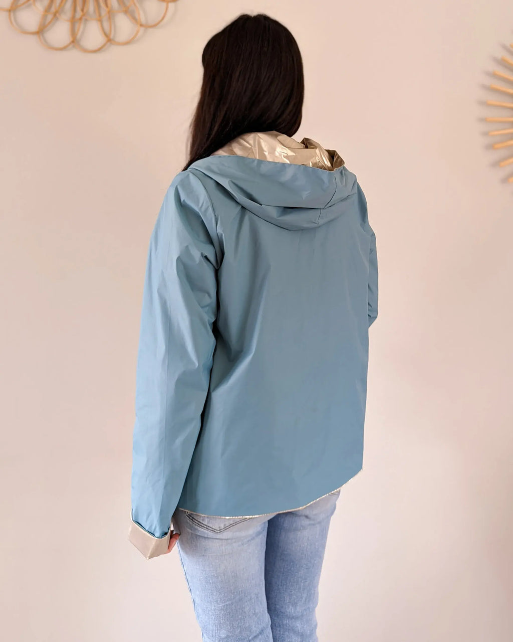 Kurzer Regenmantel Elena – Himmelblau/Gold