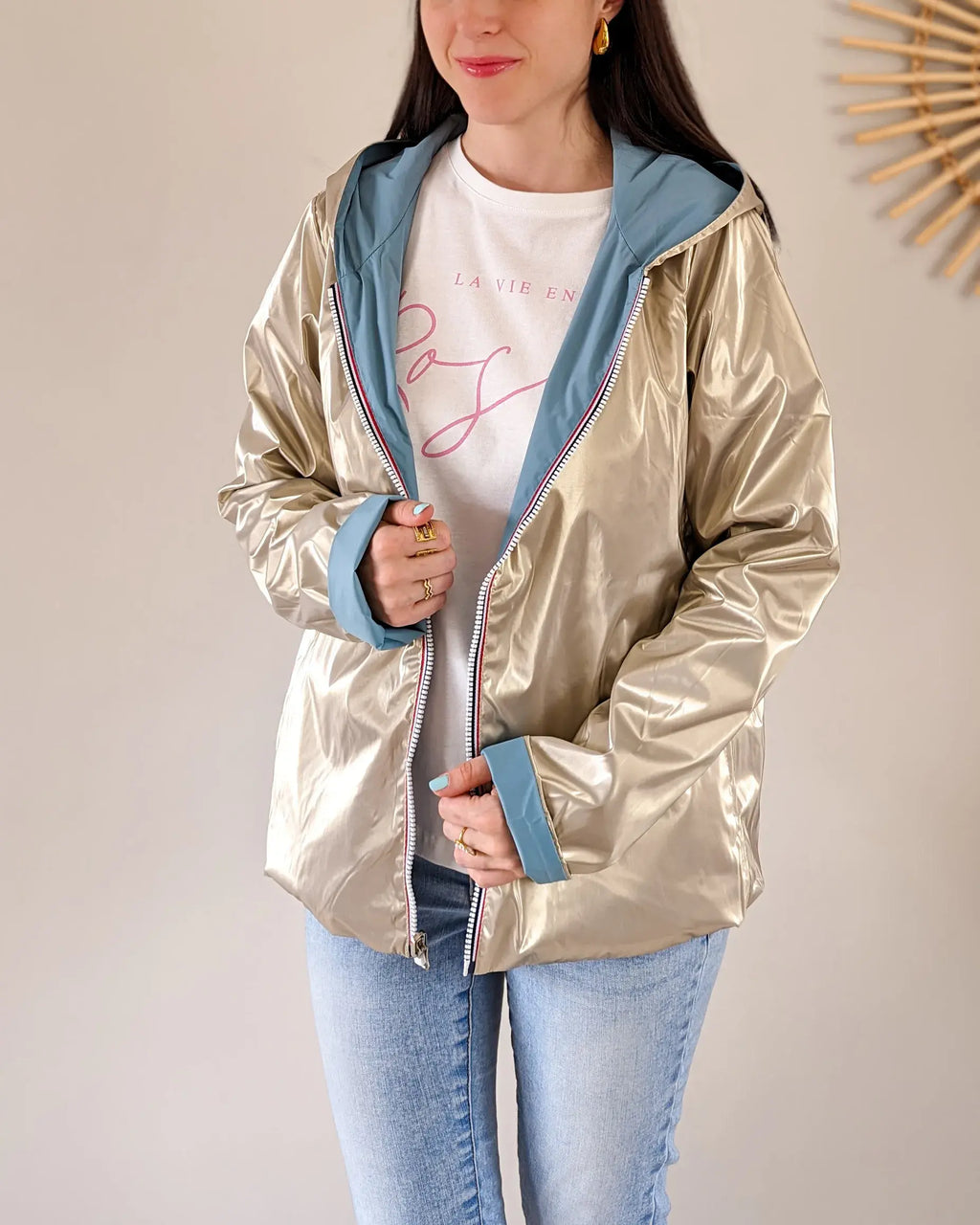 Kurzer Regenmantel Elena – Himmelblau/Gold