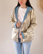 Kurzer Regenmantel Elena – Himmelblau/Gold