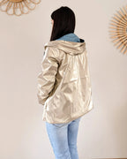 Kurzer Regenmantel Elena – Himmelblau/Gold
