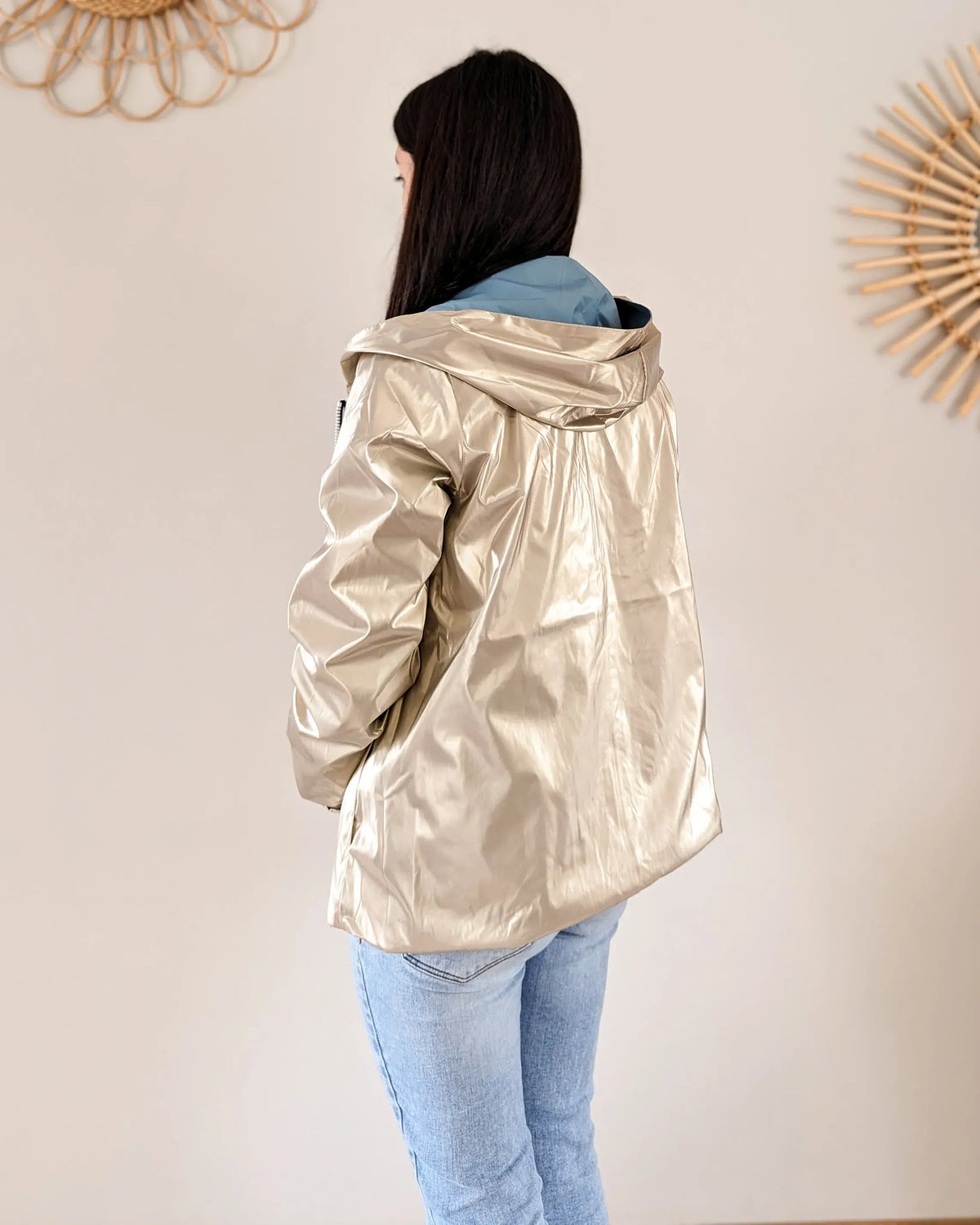 Kurzer Regenmantel Elena – Himmelblau/Gold