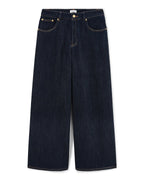Jean large en denim bleu foncé 100 % coton avec une coupe droite ajustée, conçu pour s’adapter parfaitement à toutes les morphologies féminines.