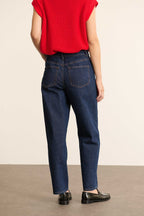Vue arrière du pantalon coupe ballon, volume arrondi sur la cuisse et resserré en bas de jambe en denim brut.