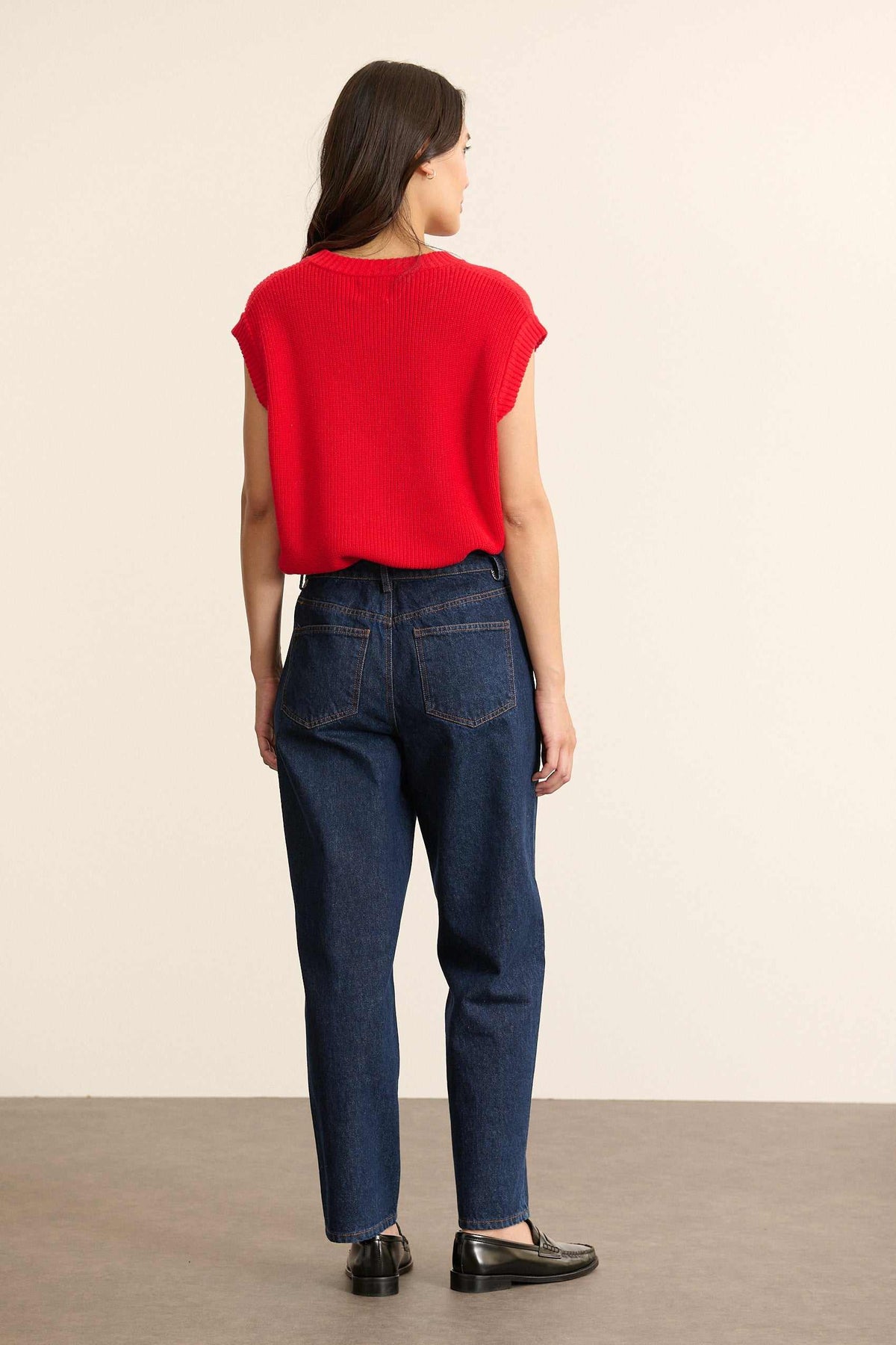 Pantalon pour femme avec fermeture centrée, bouton et zip visibles, passants larges, coloris brut Garance. 
