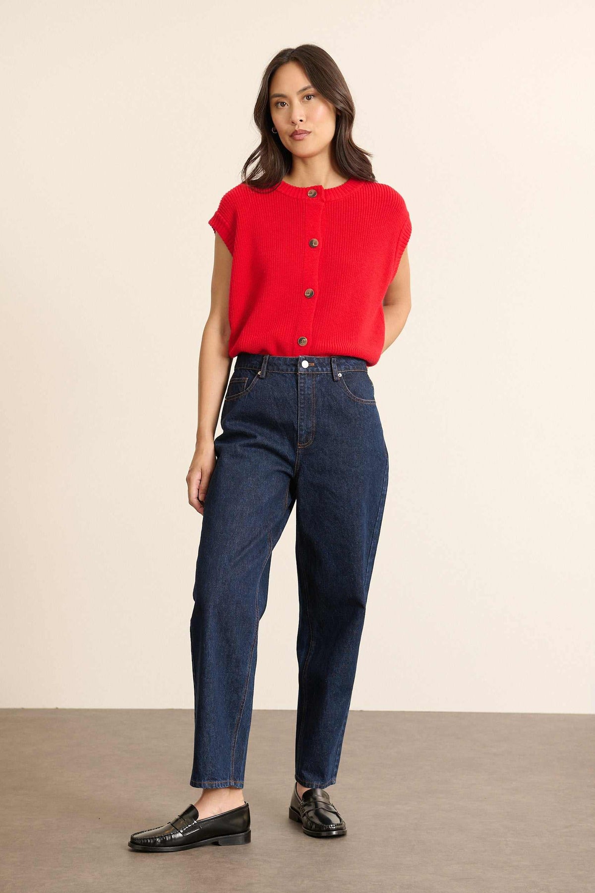 Mannequin femme de face portant un jean coupe ballon coloris brut, taille haute et volume arrondi sur la jambe.
