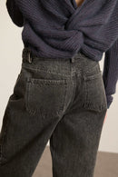 Pantalon pour femme avec fermeture centrée, bouton et zip visibles, passants larges, coloris gris Garance. 