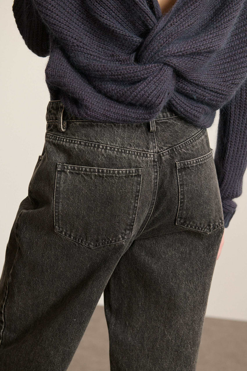 Pantalon pour femme avec fermeture centrée, bouton et zip visibles, passants larges, coloris gris Garance. 