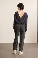 Jean coupe ballon coloris gris 100 % coton, collection Garance Paris automne hiver 2025, poches devant et dos.