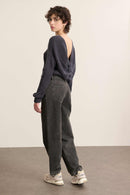 Vue arrière du pantalon coupe ballon, volume arrondi sur la cuisse et resserré en bas de jambe en denim gris.