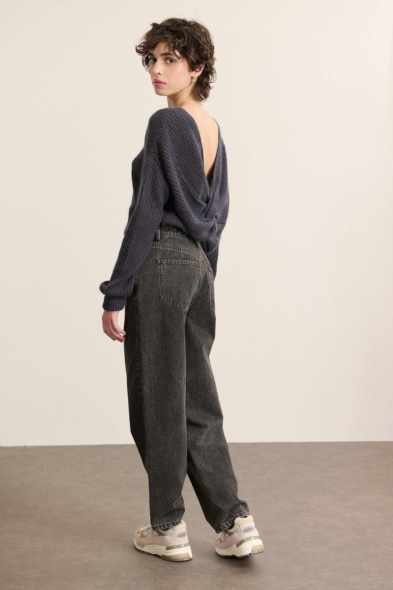 Vue arrière du pantalon coupe ballon, volume arrondi sur la cuisse et resserré en bas de jambe en denim gris.