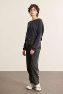 Jean coloris gris, coupe ballon, 100 % coton, avec fermeture par zip et boutons et poches devant et derrière. 