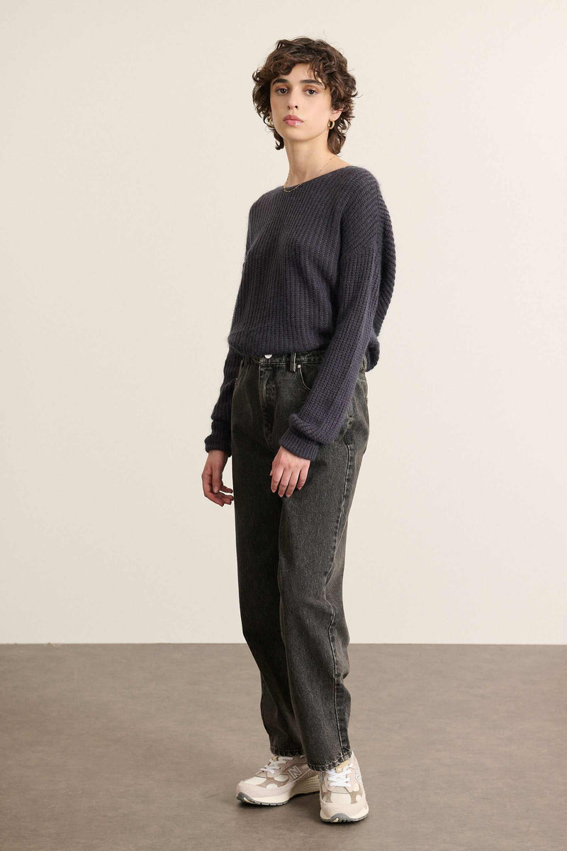 Jean coloris gris, coupe ballon, 100 % coton, avec fermeture par zip et boutons et poches devant et derrière. 