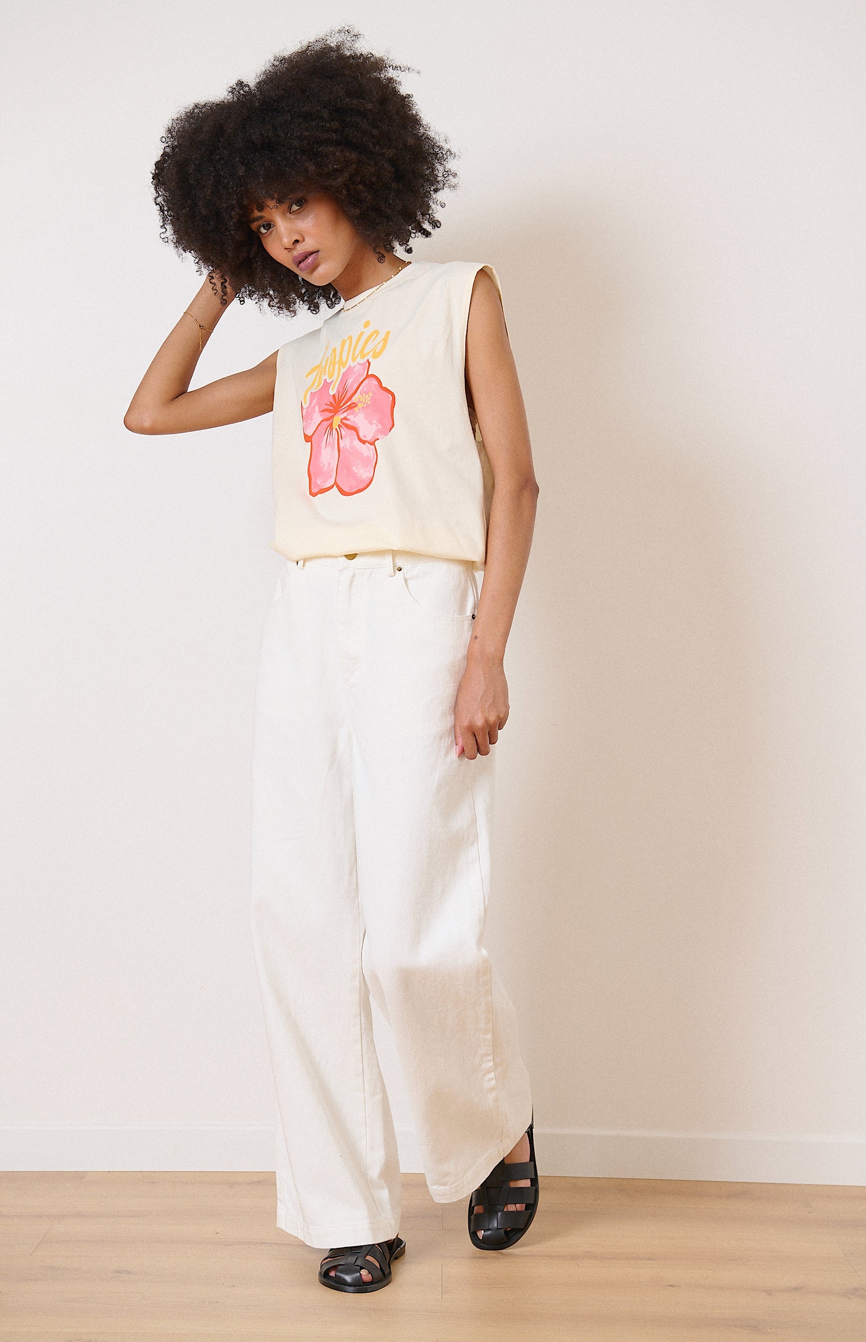 Pantalon en denim 100% coton coupe droite avec jambes évasées coupe ajustée et flatteuse bas vestiaire femme