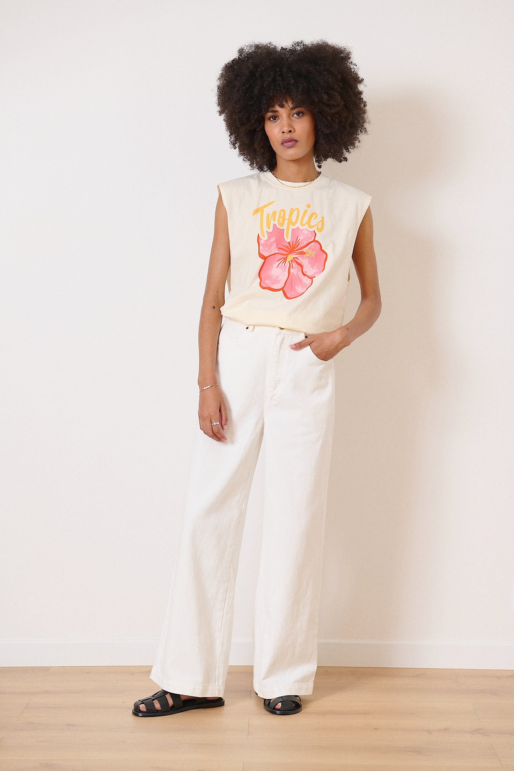 Pantalon coloris blanc coupe droite avec finitions épurées et détails soignés Garance Paris