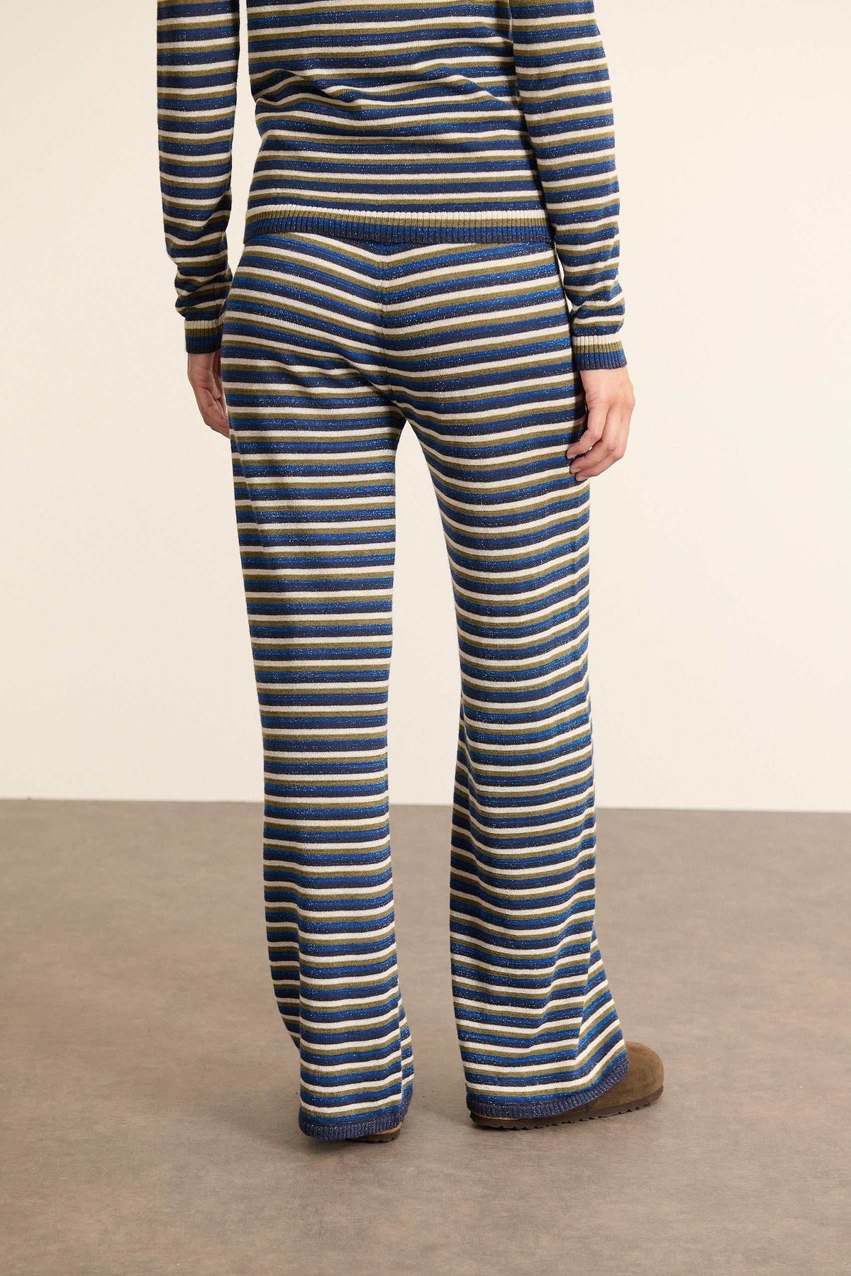 Bas long pour femme Garance Paris, coloris bleu à rayures en maille droit, à la taille élastiquée pour le confort.