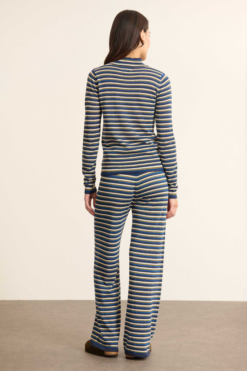 Vue arrière du pantalon droit en maille, rayures continues et coupe fluide sur toute la longueur de jambe.