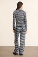 Vue arrière du pull à rayures, coupe près du corps avec tombé net, col montant et finitions soignées.