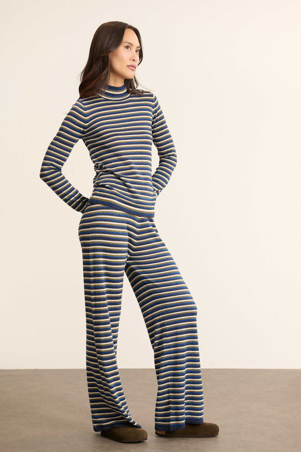 Pantalon à ceinture élastique à la taille, sans bouton ni zip, assurant un enfilage facile et un maintien confortable.