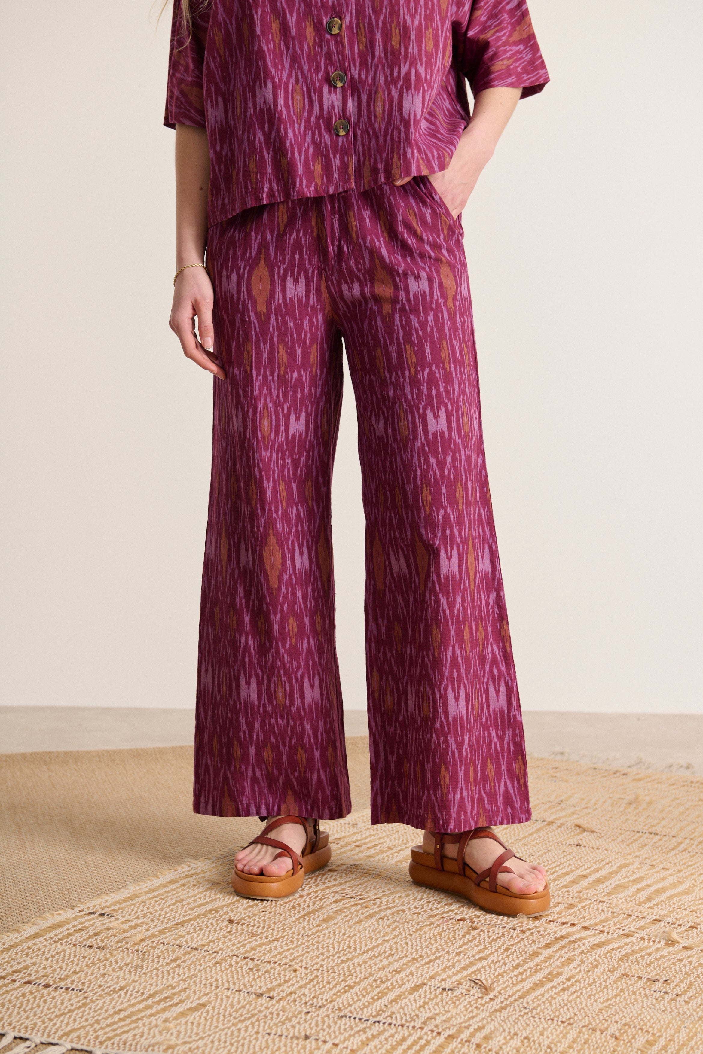 Bas fluide ensemble Garance Paris 100 % coton coloris grenat taille élastique au dos pantalon avec motifs 