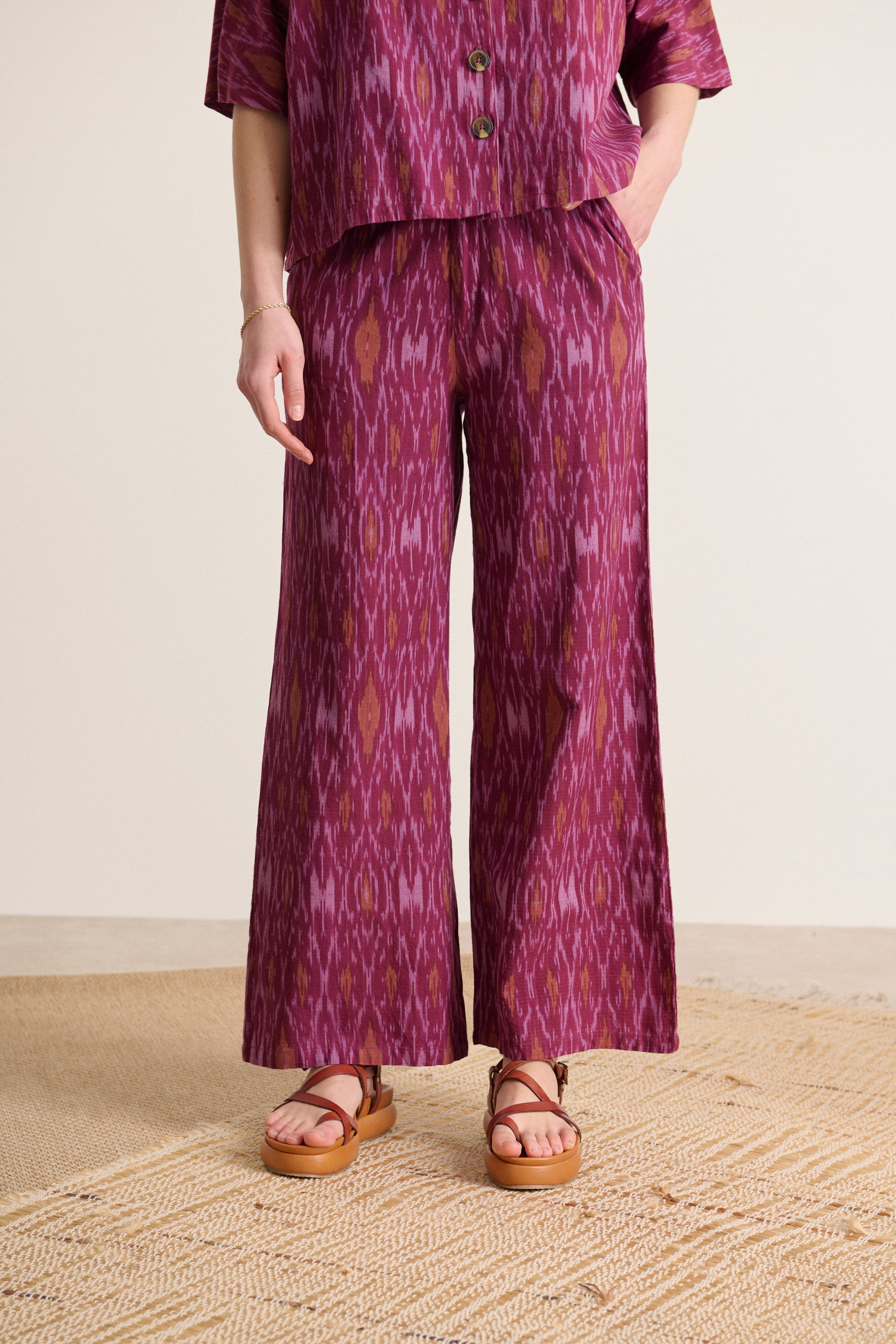 Pantalon fluide grenat à motif IKAT poches italiennes taille élastique collection Garance printemps été