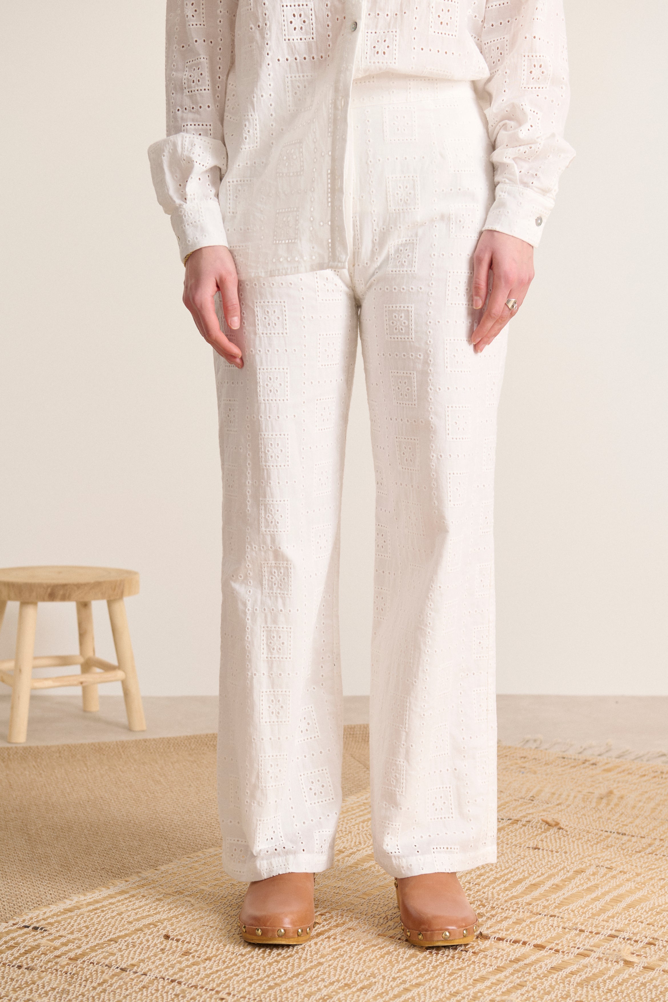 Pantalon broderie anglaise pour femme coloris écru confectionné en coton bas avec poches marque française Garance 