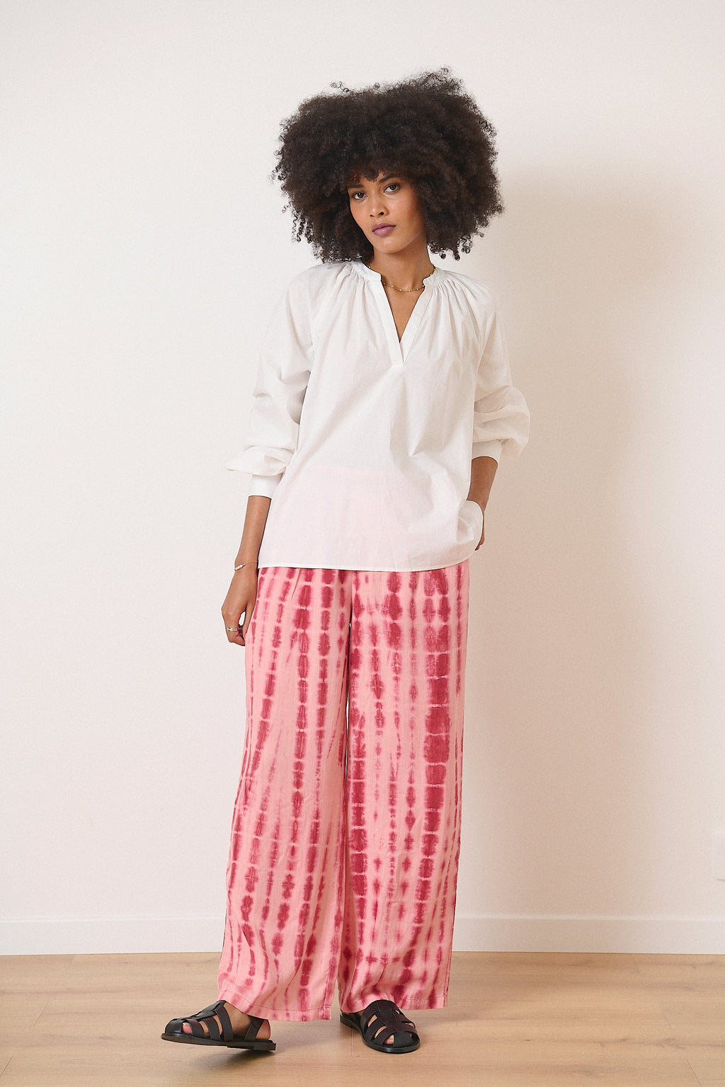 Pantalon à la coupe fluide stylé et confortable et avec motifs tie and dye bas femme été