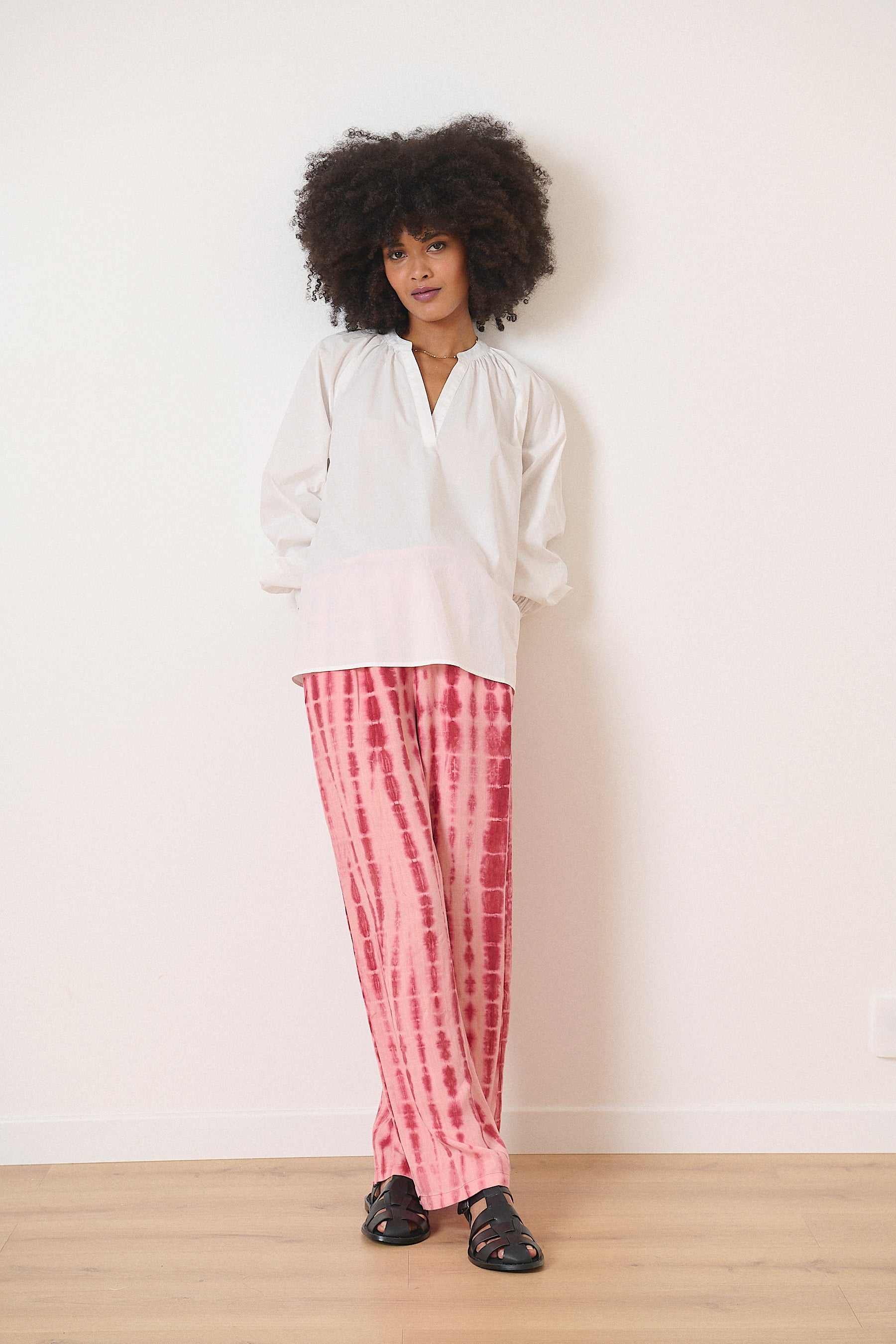Pantalon large et droit avec deux poches italiennes parfait pour la saison estivale