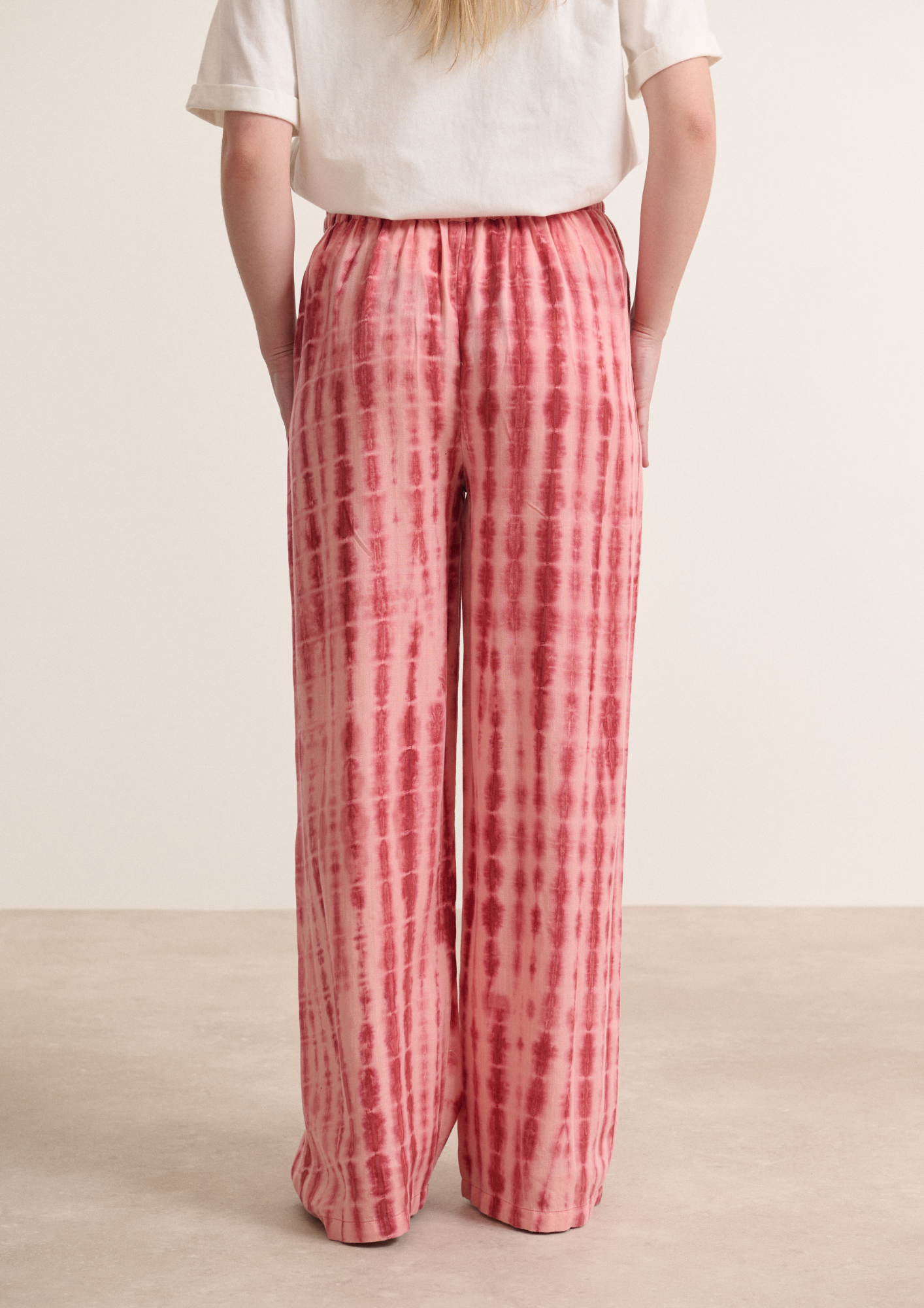 Pantalon à la fois chic et décontracté à la coupe fluide et droite couleur terre cuite avec motif tie and dye Garance Paris 
