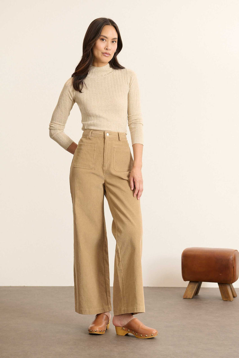 Pantalon en velours beige 100 % coton, collection Garance Paris automne hiver 2025, coupe droite et poches dos et devant.