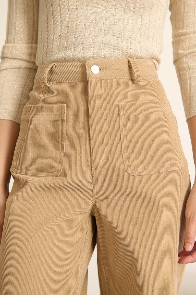 Pantalon TORRES en velours milleraie coloris beige, à la coupe droite avec un tombé structuré sur toute la longueur.