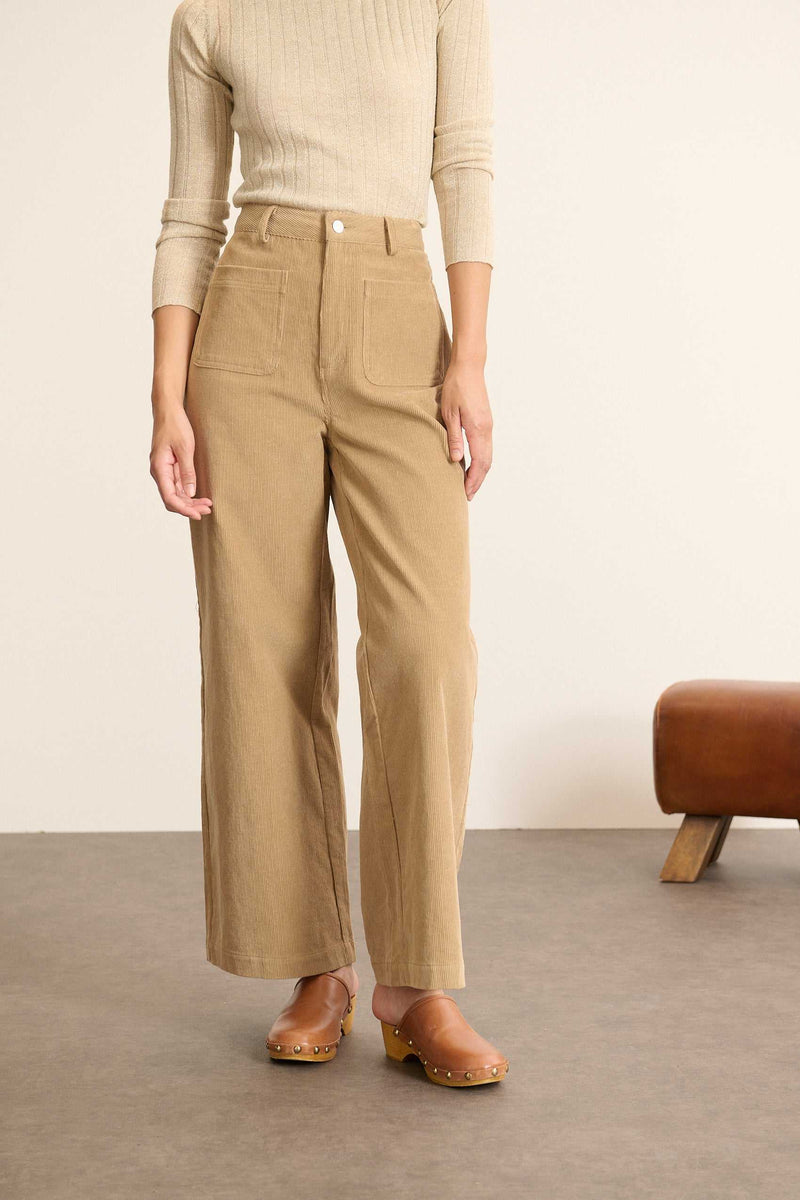 Tissu en velours milleraies 100 % coton, côtes fines et régulières sur toute la surface, coloris beige profond et mat.