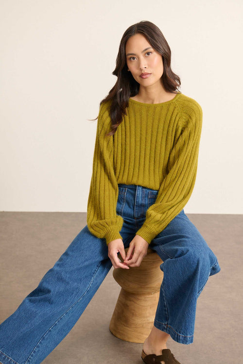 Pantalon en denim bleu 100 % coton, collection Garance Paris automne hiver 2025, zip et bouton, poches devant et dos.