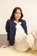 Gilet boîte marine en maille fine, collection Garance Paris automne hiver 2025, poche poitrine et bouton effet nacre.