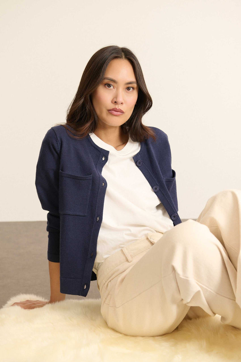 Gilet boîte marine en maille fine, collection Garance Paris automne hiver 2025, poche poitrine et bouton effet nacre.