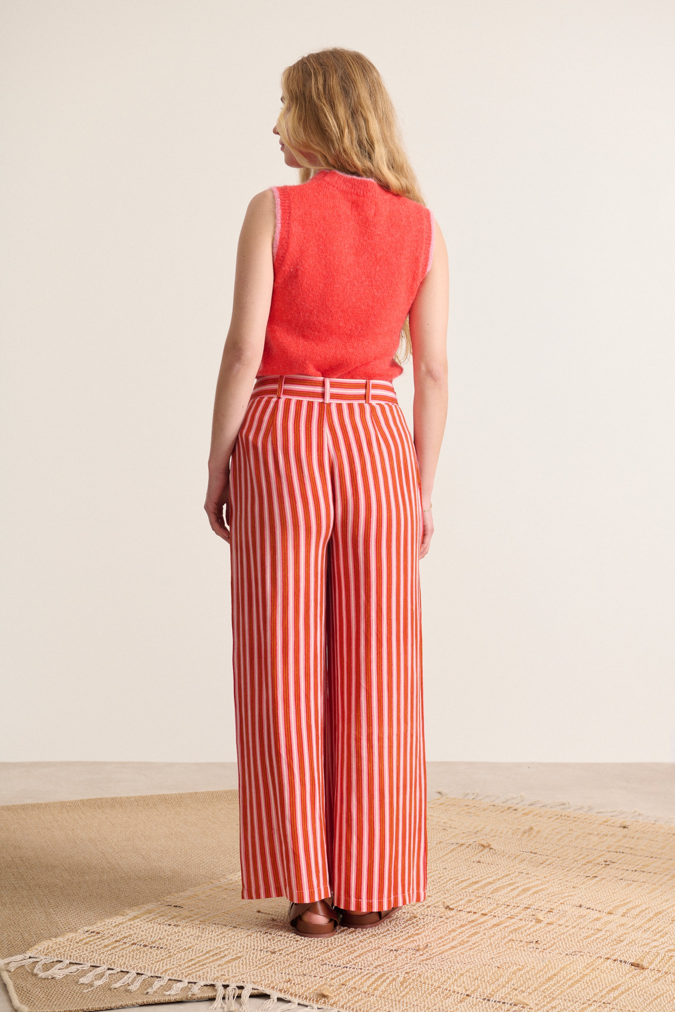 Pantalon coupe droite et fluide à la taille haute avec jambes évasées et pinces au dos bas femme été 