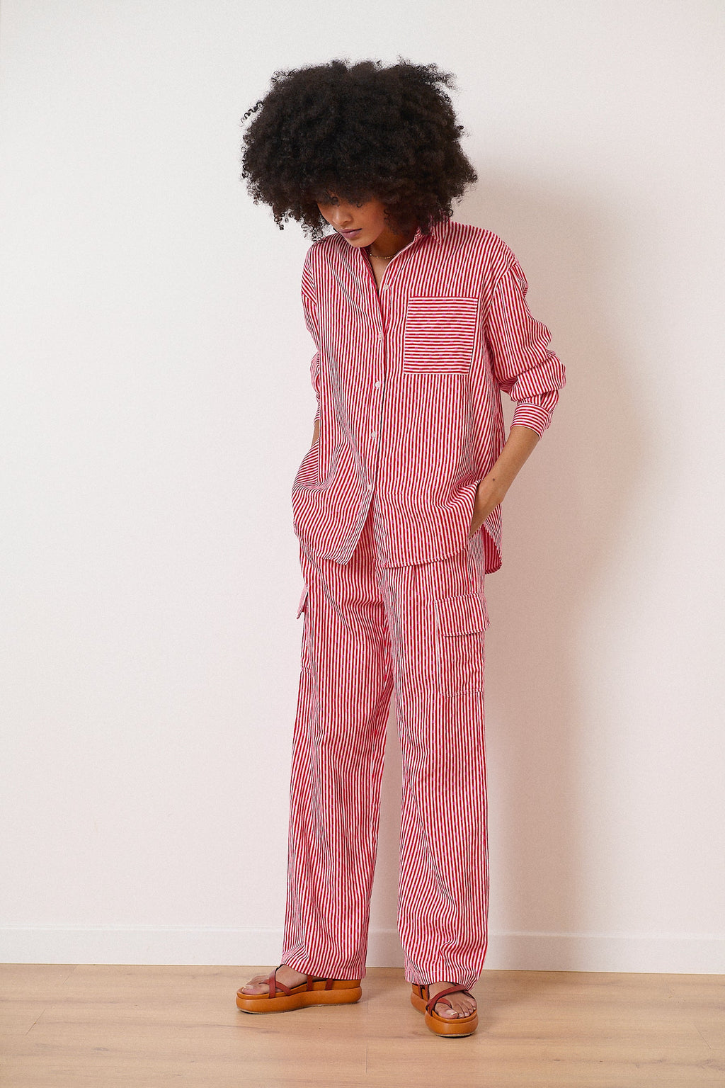 Haut décontracté légèrement oversize col chemise manches longues boutons nacrés couleur vive marque tendance
