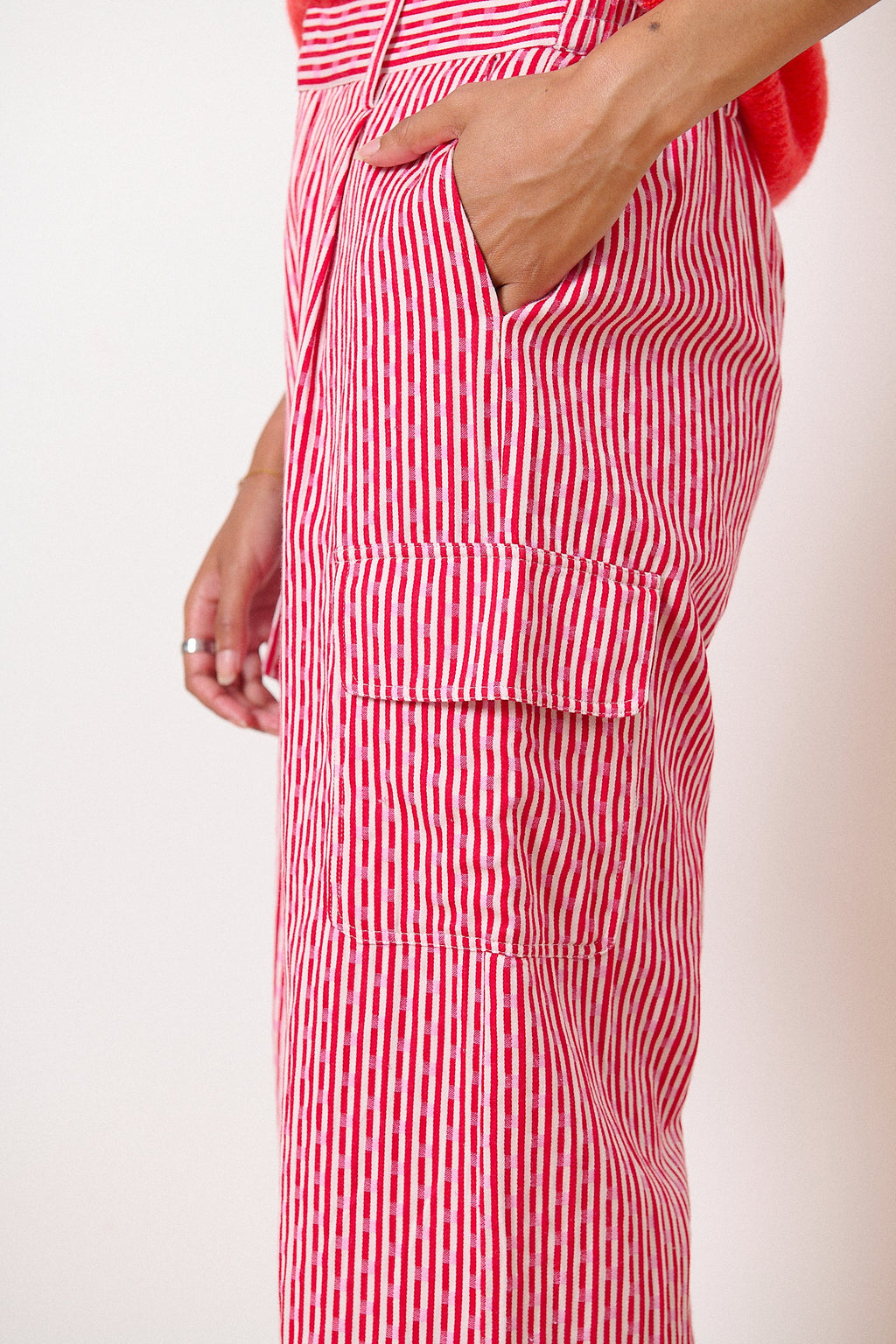 Cargo droit en tissu jacquard à motifs coloris rouge poches italiennes vêtement femme marque parisienne 