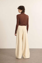 Pantalon à pinces en velours coloris écru, collection Garance Paris automne hiver 2025, jambes larges et poches devant.