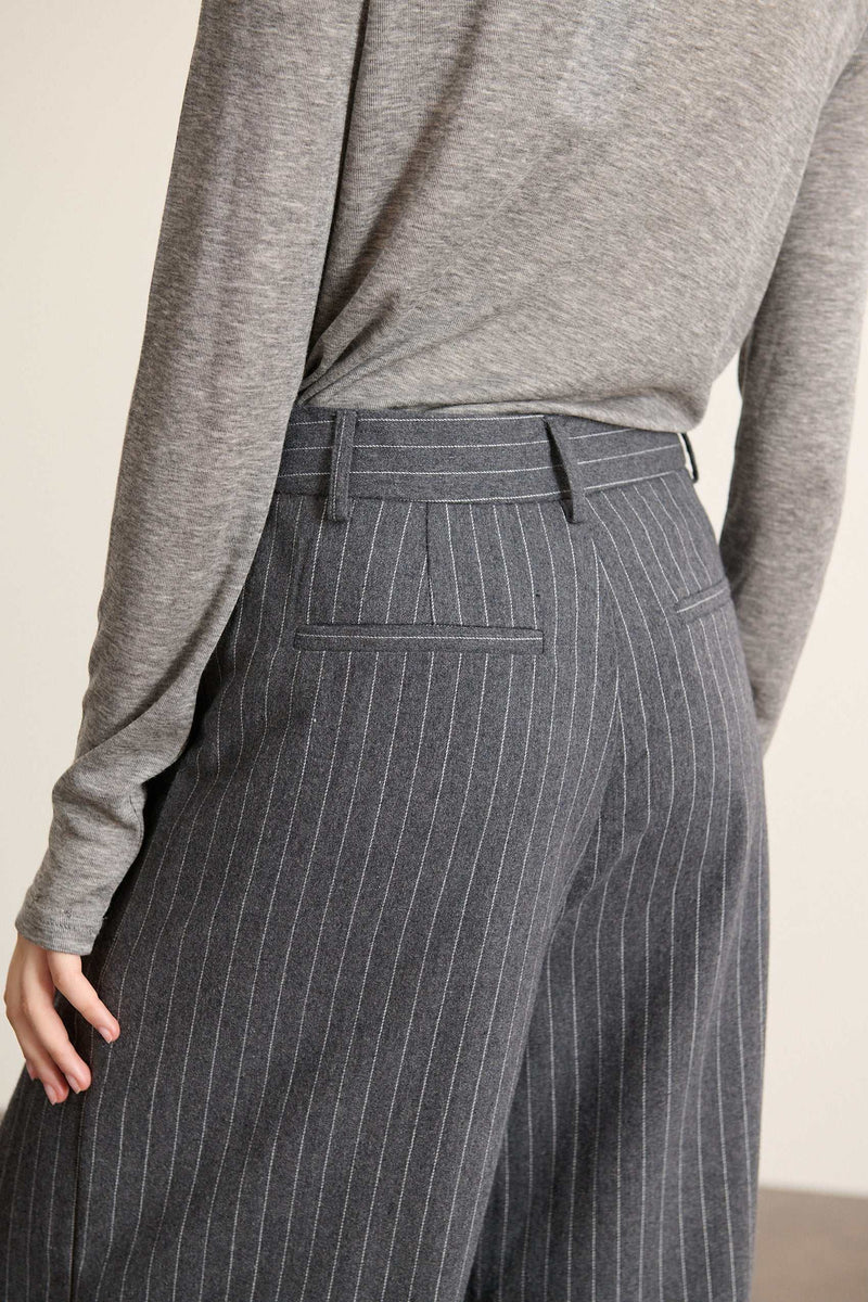 Tissu en laine, polyester et tencel, motif à rayures régulières sur base de coloris gris pour le pantalon VOLTAIRE.