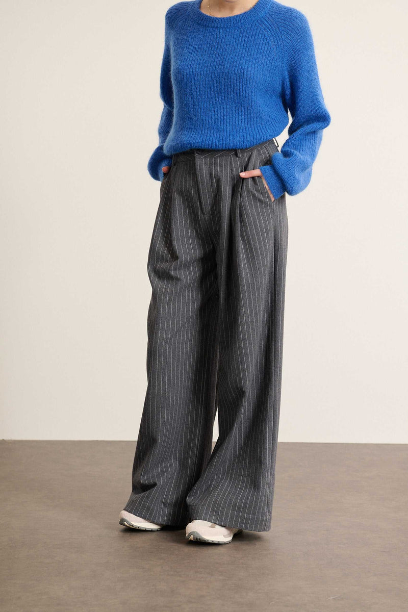 VOLTAIRE, pantalon à pinces gris, collection Garance Paris automne hiver 2025, jambes larges et rayures discrètes.