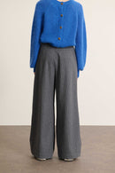 Pantalon gris à rayures en laine mélangée, collection Garance Paris automne hiver 2025, coupe large à pinces.