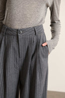 Pantalon VOLTAIRE coloris gris, fermeture avec zip et bouton en laine, polyester et tencel, Garance Paris.