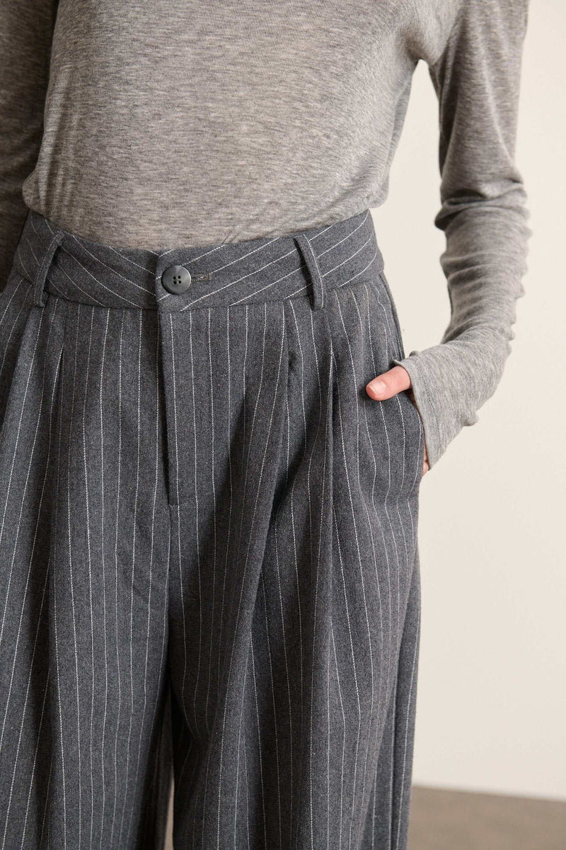 Pantalon VOLTAIRE coloris gris, fermeture avec zip et bouton en laine, polyester et tencel, Garance Paris.