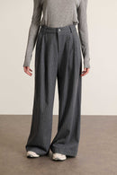 Jambes larges et pli marqué, tombé droit et fluide du haut jusqu’à la cheville, le pantalon VOLTAIRE Garance.