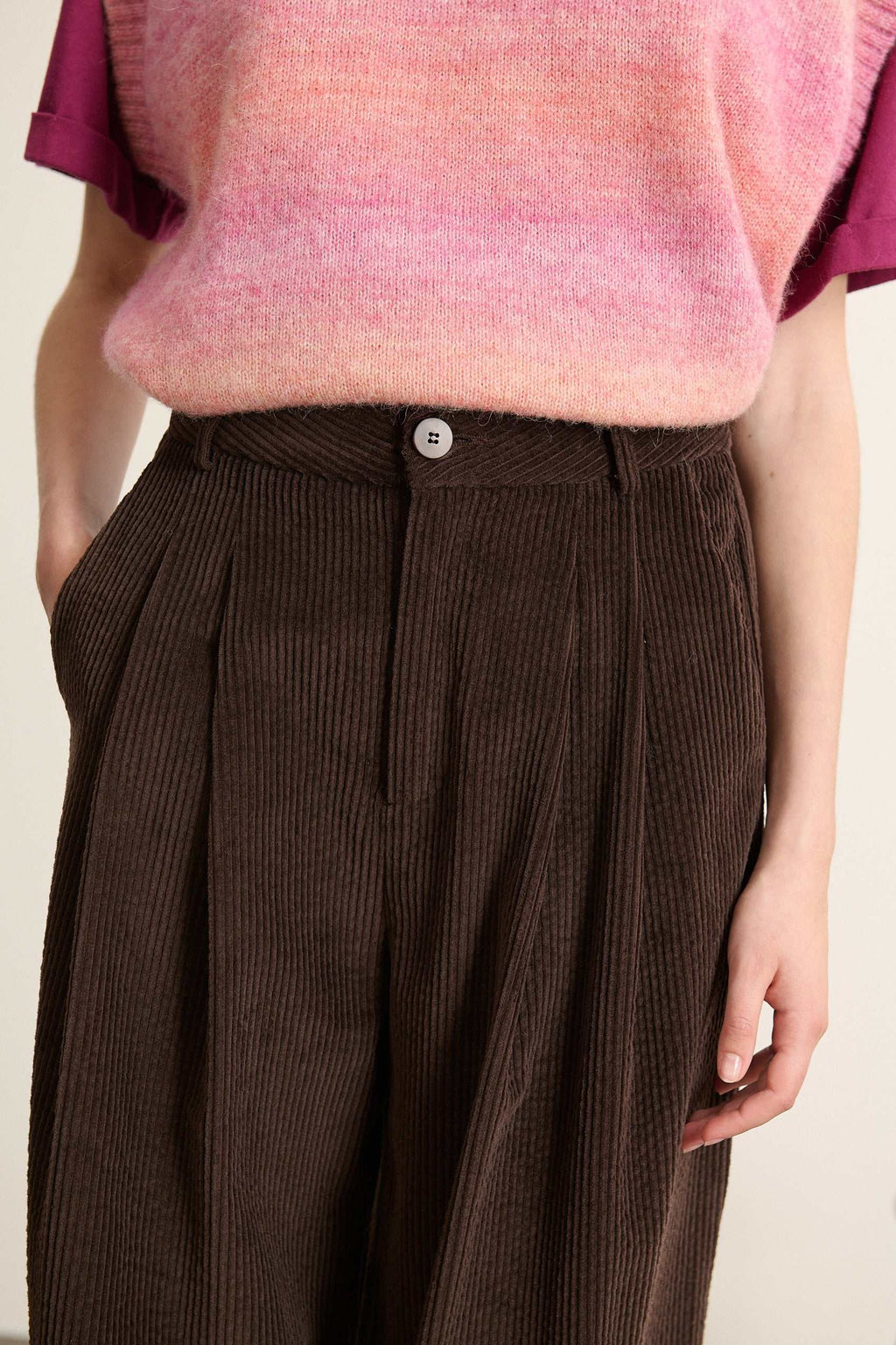 Pantalon à pinces en velours coloris marron, collection Garance Paris automne hiver 2025, jambes larges et poches devant.
