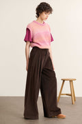 Pantalon à pinces en velours, coupe droite à jambes larges avec poches à l'avant et fermeture par zip et bouton. 