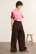 Pantalon à pinces en velours, coupe droite à jambes larges avec poches à l'avant et fermeture par zip et bouton. 