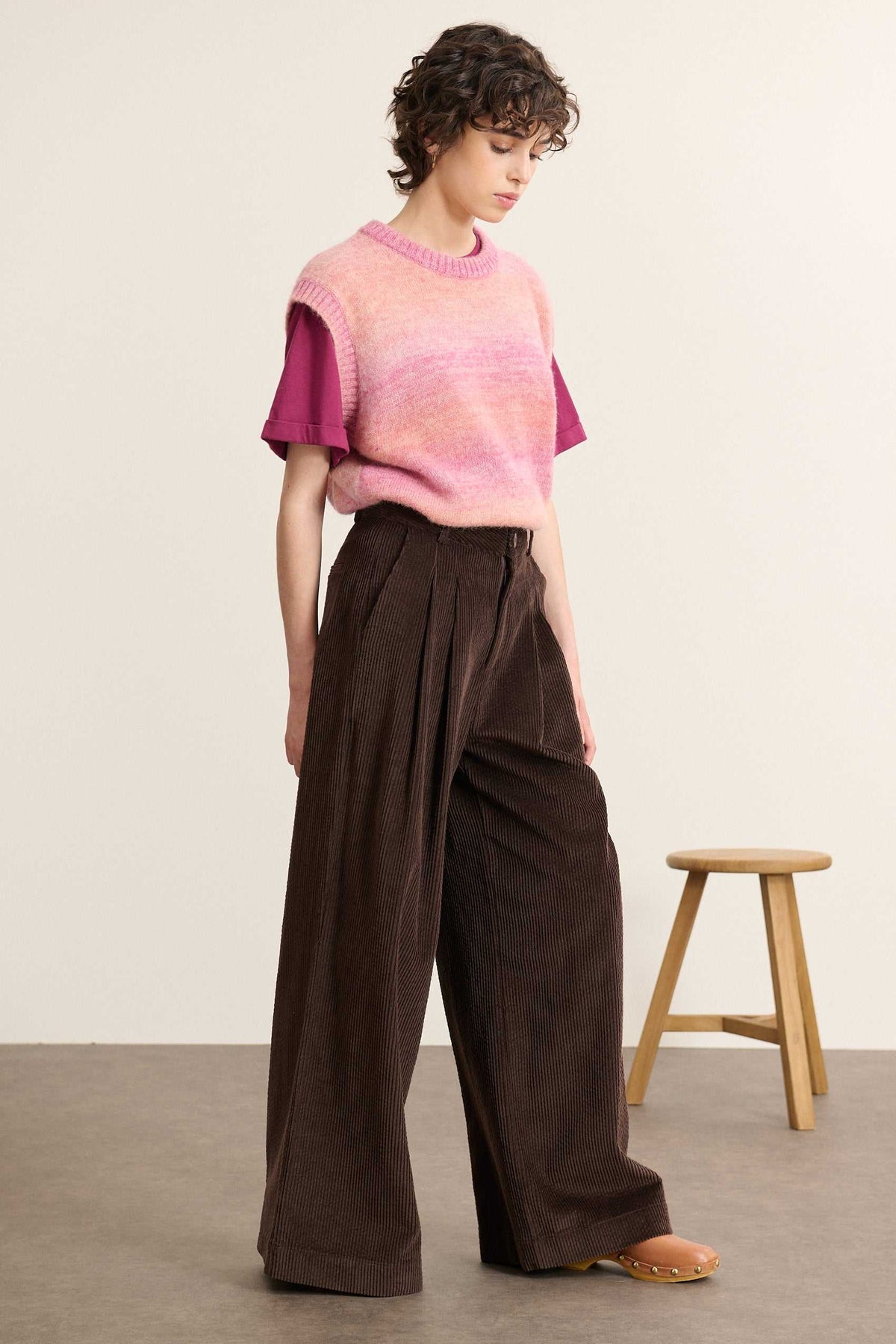 Pantalon à pinces en velours, coupe droite à jambes larges avec poches à l'avant et fermeture par zip et bouton. 