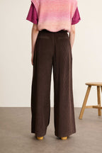 Bas pour femme à la coupe droite aux jambes larges, coloris marron, à pinces en velours et poches à l'avant.